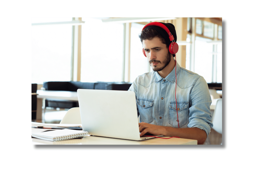 opositor estudiante con ordenador