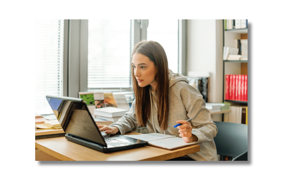 mujer estudiando con libros